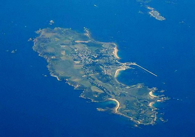 Letecký snímek ostrovů Alderney (uprostřed) a Burhou (vpravo nahoře), pořízený v neděli 21. srpna 2005 během komerčního letu mezi Londýnem Stansted a La Rochelle