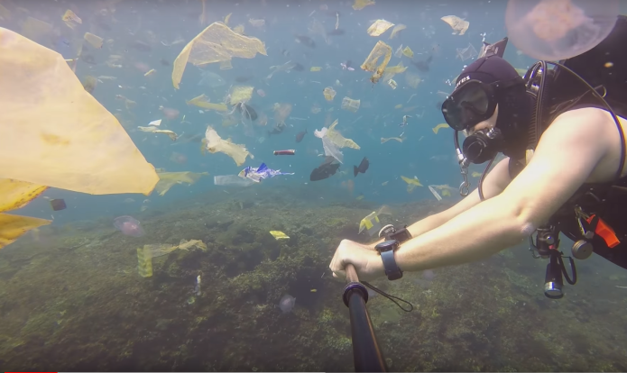 Moře na Bali zaneřáděné odpadky.