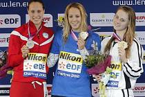 Petra Chocová (uprostřed) vybojovala na ME v krátkém bazénu zlato na 50 metrů prsa. Druhá skončila Rikke Moellerová Pedersenová (vlevo), třetí Sycerika McMahonová.