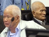  Nuon Chea a Khieu Samphan jsou obvinění z genocidy a zločinů proti lidskosti včetně mučení, zotročování a vražd.