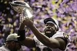 Ed Reed z Baltimore Ravens s trofejí pro vítěze slavného Super Bowlu.