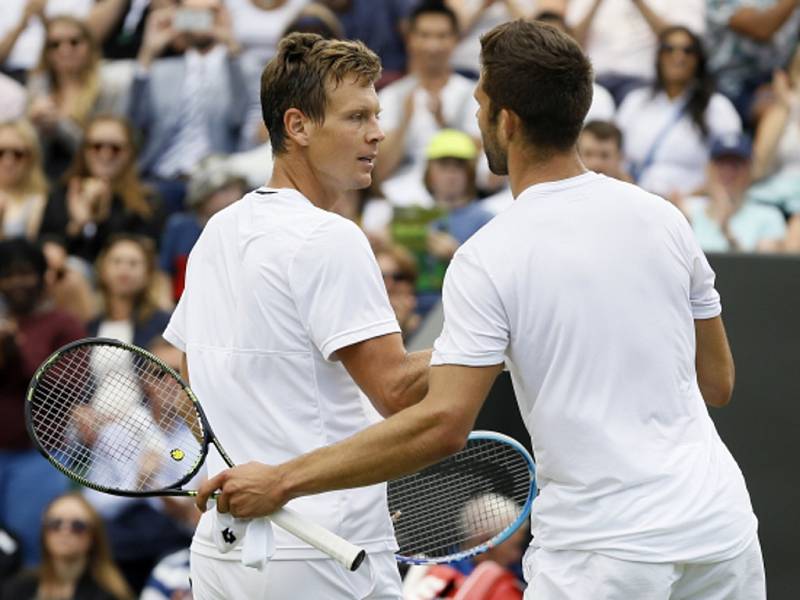 Tomáš Berdych (vlevo) svedl v osmifinále Wimbledonu dramatickou bitvu s Jiřím Veselým.