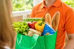 Nakupování potravin a spotřebního zboží přes internet získává v Česku na popularitě.