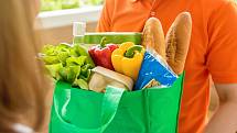 Nakupování potravin a spotřebního zboží přes internet získává v Česku na popularitě.
