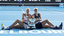 Kateřina Siniaková (vlevo) a Barbora Krejčíková s trofejí pro vítězky Australian Open.