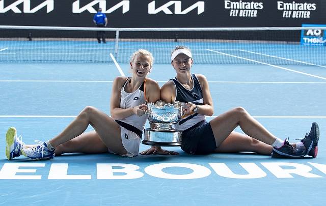 Kateřina Siniaková (vlevo) a Barbora Krejčíková s trofejí pro vítězky Australian Open.