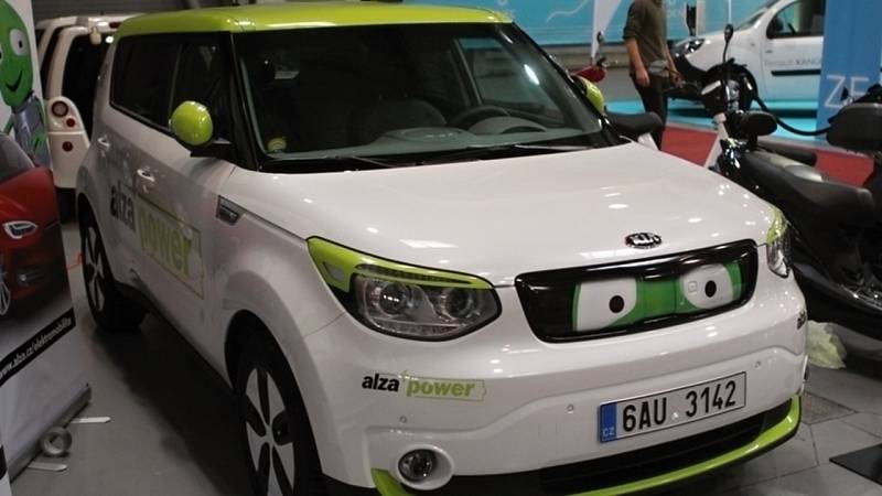 Kia oficiálně na výstavě není. Elektrický Soul zde ale předvádí jeden známý internetový obchod