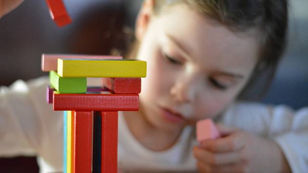 Hračky jako dřevěné kostky, modelína a pastelky jsou obvykle pro děti mnohem zdravější než ty elektronické, vzdělávací