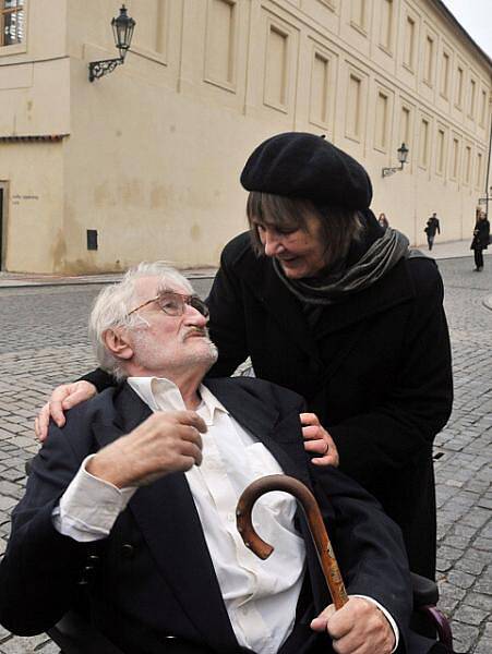 V pražské katedrále sv. Víta ba Pražském hradě se 23. prosince koná státní pohřeb bývalého prezidenta Václava Havla. Na snímku Pavel Landovský a Dana Němcová přicházejí na obřad.