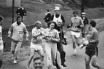 Jock Semple se v roce 1967 pokouší zastavit Kathrine Switzerovou na trati Bostonského maratonu a strhnout jí závodní číslo