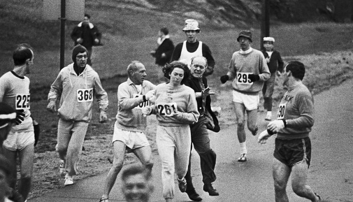 Jock Semple se v roce 1967 pokouší zastavit Kathrine Switzerovou na trati Bostonského maratonu a strhnout jí závodní číslo