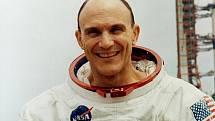 Astronaut Thomas "Ken" Mattingly při odpalovací rampě před startem mise Apollo 16.
