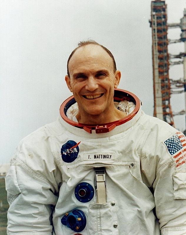 Astronaut Thomas "Ken" Mattingly při odpalovací rampě před startem mise Apollo 16.