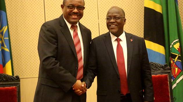Prezident John Magufuli (vpravo) propustil tisíce státních zaměstnanců, protože podváděli s dosaženým vzděláním.