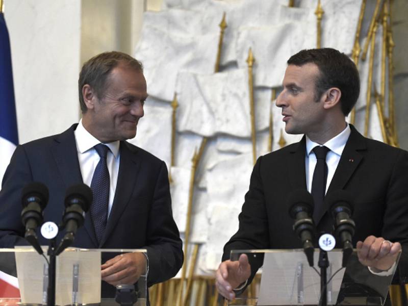 Prezident Francie Emmanuel Macron (vpravo) a předseda Evropské rady Donald Tusk.