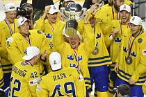 Hokejisté Švédska slaví titul mistrů světa.