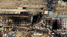 Pohled na zničený Pentagon, 11. září 2001 se i tato vládní budova stala terčem teroristického útoku.