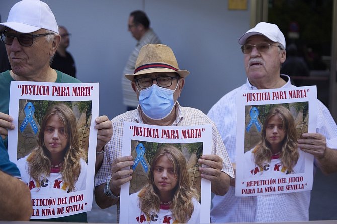 Kde je Marta? Lidé požadující spravedlnost pro zavražděnou Martu při soudním procesu proti Franciscu Javierovi Garcíovi, známému jako „El Cuco“.