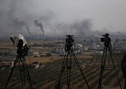 Televizní kamery na syrské hranici. Ilustrační snímek