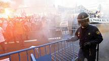 Policista kontroluje zábrany, které úřady nechaly zřídit v očekávání pátečních protestů španělských rybářů svolaných do centra Madridu.