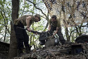 Ukrajinští vojáci montují kulomet na tank během oprav po boji s Rusy na východě Ukrajiny v Doněcku