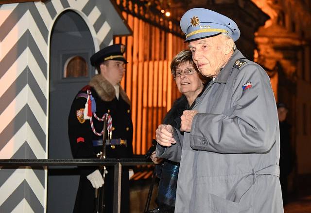 Setkání prezidenta Miloše Zemana s příznivci u příležitosti čtvrtého výročí inaugurace se konalo 9. března na Pražském hradě. Na snímku je válečný veterán Pavel Vranský s doprovodem.