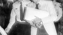 Sériový vrah Ted Bundy odchází od soudního přelíčení v roce 1979.