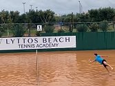 Dobrý tenista pro míček i do vody skočí, ví Petros Tsitsipas.