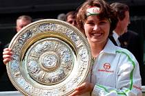 Martina Hingisová na archivním snímku z 5. července 1997 si užívá první triumf ve Wimbledonu.