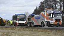 Odtahová služba odváží autobus, který se v Hořovicích na Berounsku převrátil na bok