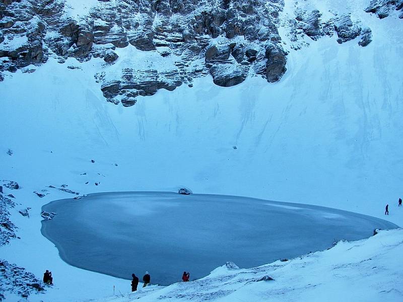 Himalájské jezero Roopkund v zimě