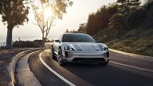 Koncept Porsche Mission E Cross Turismo.