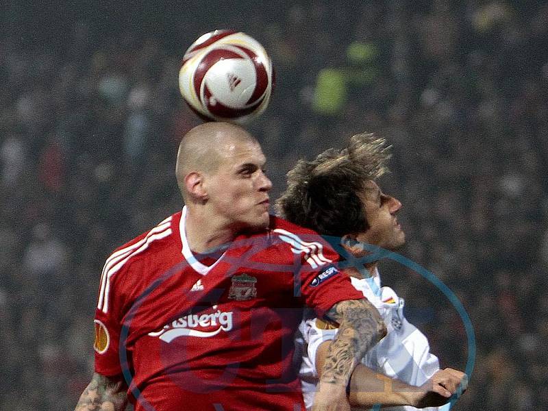 Liverpoolský Škrtel v souboji s Mehmedovičem.