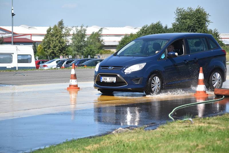 Museli do ní vjet předepsanou rychlostí a v přesné nájezdové stopě