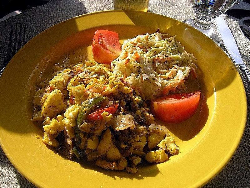 Národní jamajské ovoce ackee míchané se slanou treskou je tamní nejtypičtější snídaně.