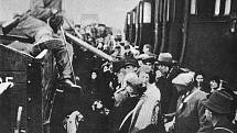 Překládka deportovaných Židů do vagonů mířících do Chelmna