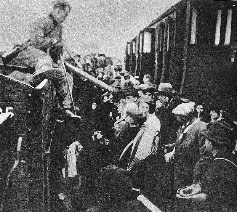 Překládka deportovaných Židů do vagonů mířících do Chelmna