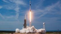 Start rakety Falcon 9, která vynese na oběžnou dráhu kosmickou loď Crew Dragon.