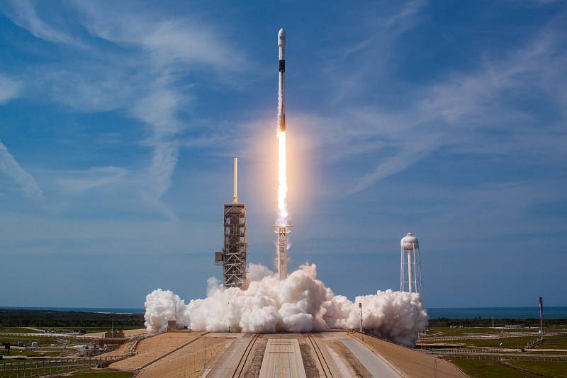 Start rakety Falcon 9, která vynese na oběžnou dráhu kosmickou loď Crew Dragon.