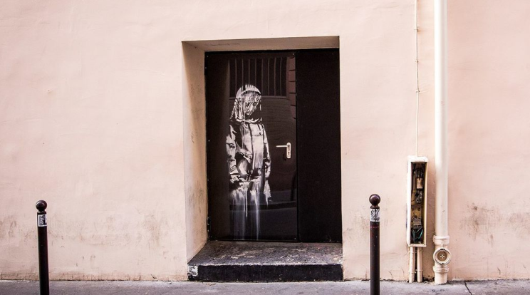 Banksyho malba na dveřích pařížského klubu Bataclan.
