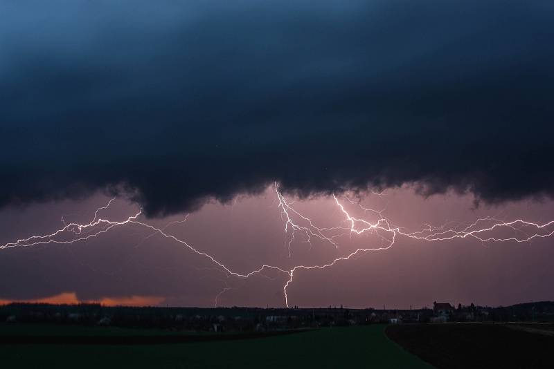 Bouřky zaznamenané lovci bouřek z organizace Czech Thunderstorm Research Association. Ilustrační snímek