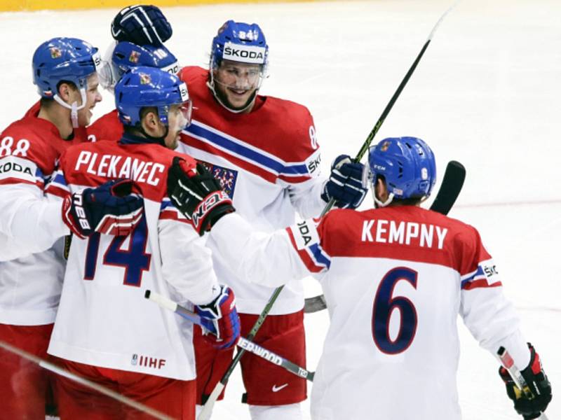 Čeští hokejisté se radují z gólu proti Dánsku. (Češi na MS 2016 prohráli s Dány 1:2 po nájezdech.)