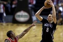 Zach LaVine (8) z Minnesoty se snaží střílet přes obranu Houstonu.