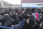 Migranti u logistického centra u bělorusko-polské hranici u města Grodno čekají ve front na jídlo, 20 listopadu 2021