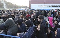Migranti u logistického centra u bělorusko-polské hranici u města Grodno čekají ve front na jídlo, 20 listopadu 2021