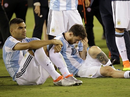 Smutný Lionel Messi (vpravo) po prohraném finále Copy América.