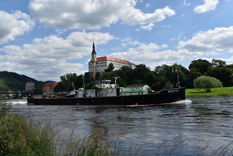 Děčín propluly tanky pro plzeňský pivovar.