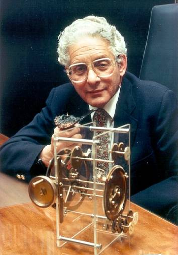 Derek J. de Solla Price (1922–1983) s modelem mechanismu z Antikythéry