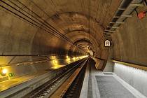 Nejdelším železničním tunelem světa je v současnosti Gotthardský úpatní tunel ve Švýcarsku.