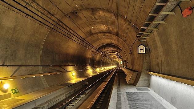 Nejdelším železničním tunelem světa je v současnosti Gotthardský úpatní tunel ve Švýcarsku.